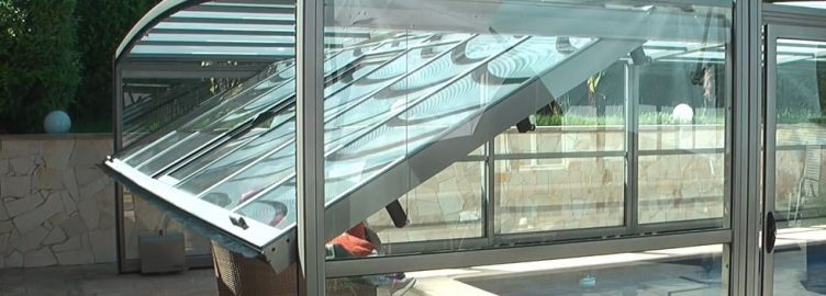 Poolüberdachung mit automatischer elektrischer Hochschwenkwand von Paradiso.