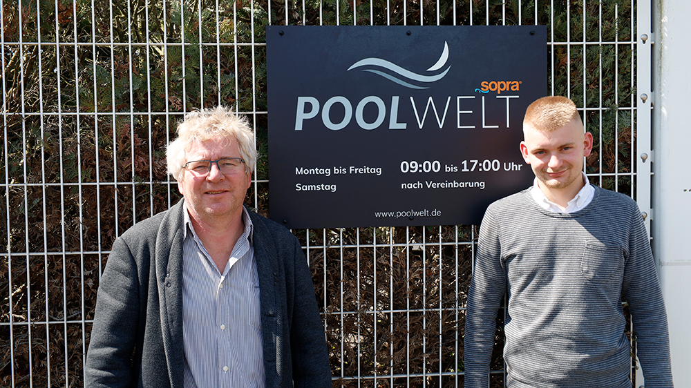 Sven Geyger und Niclas Bohlsen von Poolwelt Geyger und Tropica Poolüberdachungen