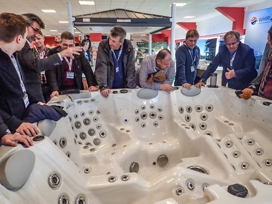 Großes Interesse rief die Produktion der Whirlcare-Produkte hervor. Foto: Whirlcare Industries