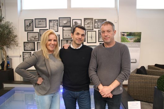 Jeanette Klingenberg, Lukas Velecky (Finanz- und Marketingchef von Niveko) und Michael Lodberg im neuen Showroom von Berle Pool & Spa. Foto: Peter Lang