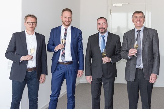 Da gibt's was zu feiern (von links): Jörg Hans (Geschäftsführer Harke), Jens Prinssen (Geschäftsführer Harke), Jürgen Koenig (Commercial Director Germany & Export Bayrol), Daniel Ricard (Geschäftsführer Bayrol). Foto: Bayrol Deutschland