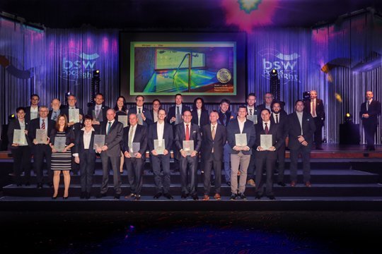 Die Sieger und Platzierten der bsw-Awards 2017 präsentieren ihre Auszeichnungen auf der Bühne im Düsseldorfer Hotel "Maritim". Foto: bsw