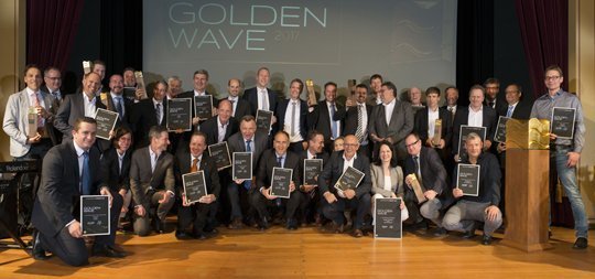 Helle Freude auf der Bühne: die Sieger des Golden Wave 2017. Foto: Tom Philippi