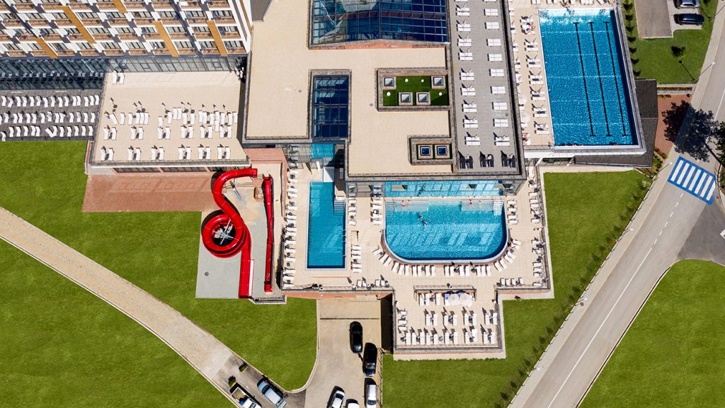 Fruske Therme in Serbien mit Edelstahlbecken von Bendorf Bäderbau