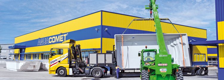 Die Produktion der ungarischen Unternehmensgruppe Aquacomet. Sie fertigt GFK-Fertigbecken und Poolüberdachungen