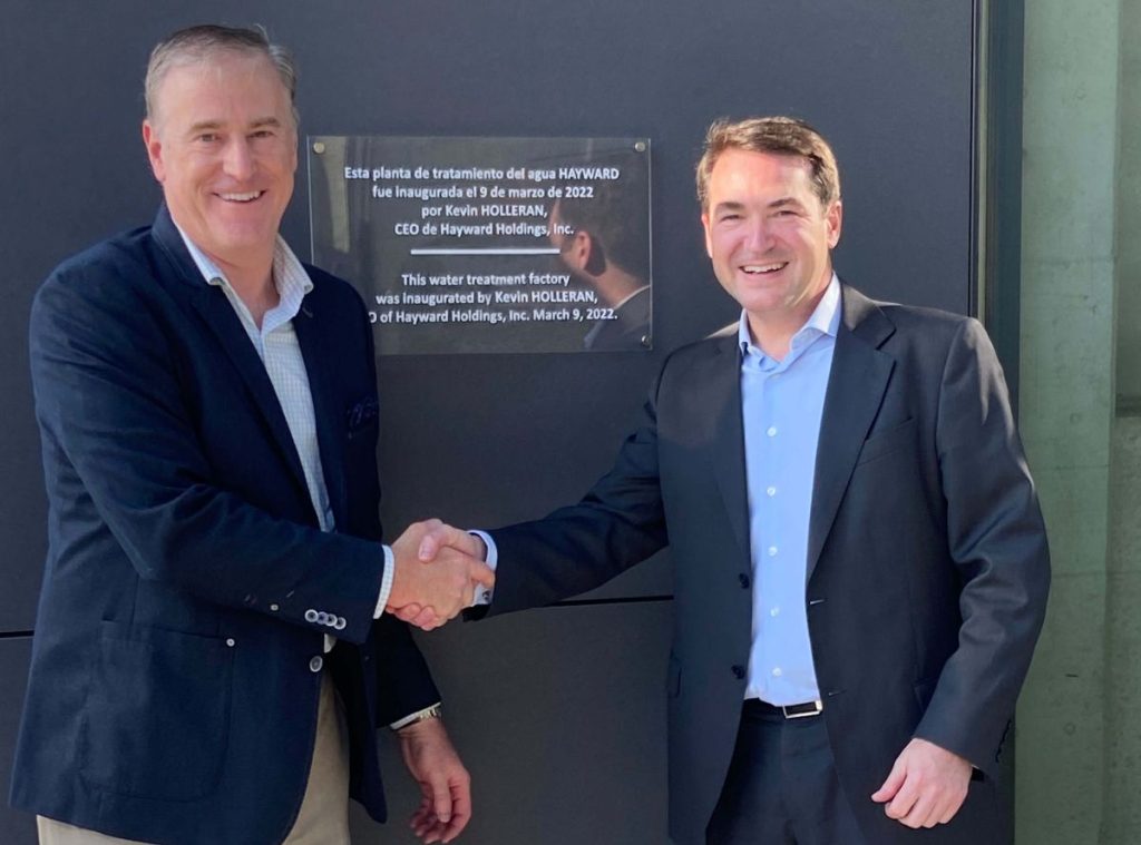 Foto: Hayward CEO Kevin Holleran (links) und Fernando Blasco, Vice President und General Manager Europa & Restliche Welt, besiegeln die feierliche Eröffnung des neuen Hayward-Werks im spanischen Barcelona per Handschlag