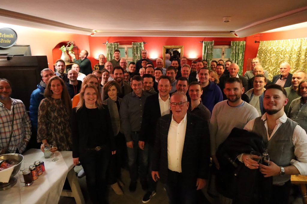 Die Compass Pools Familie im Wirtshaus.
