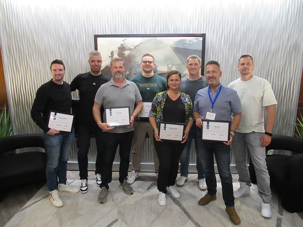 Leisure Pools Europa-Chef Robert Zweegers (Zweiter von links) mit den Fachhändlern der letztjährigen Reise nach Knoxville. Am Ende erhielten sie ein Teilnahmezertifikat.
