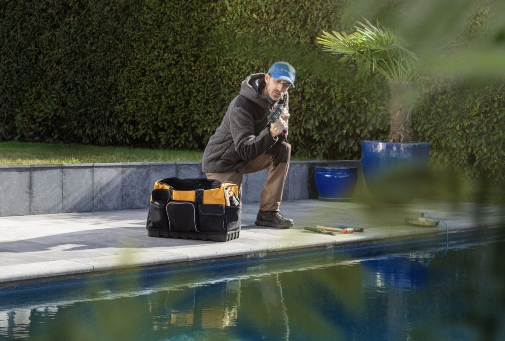Fachmann am Pool untersucht Wasserqualität