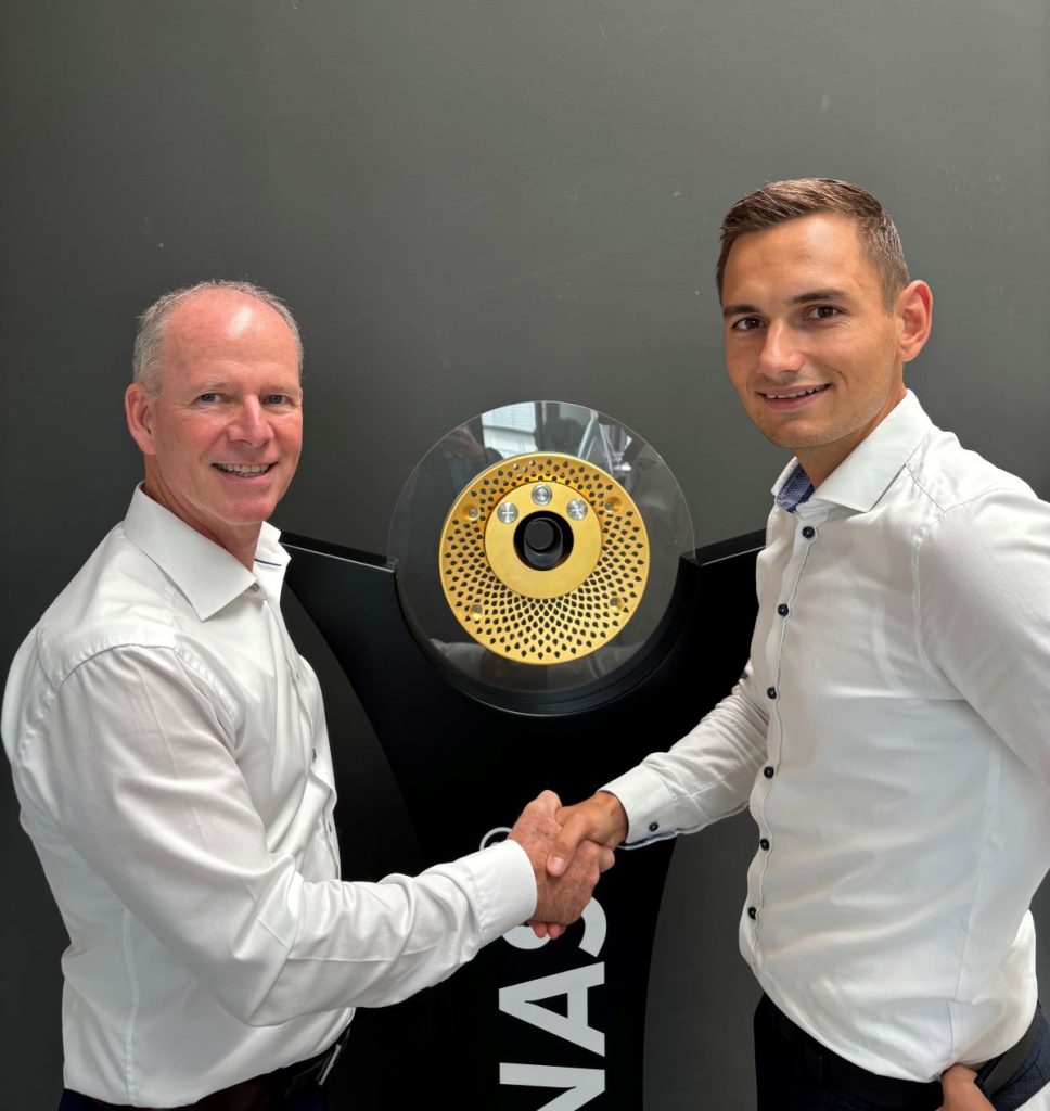 Dietmar Rogg begrüßt Matthias Guggenbichler bei Fluvo Schmalenberger Vertrieb Österreich