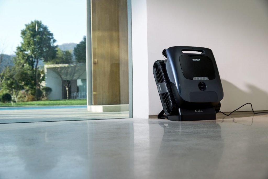 Poolroboter Beatbot Pro beim Ladevorgang