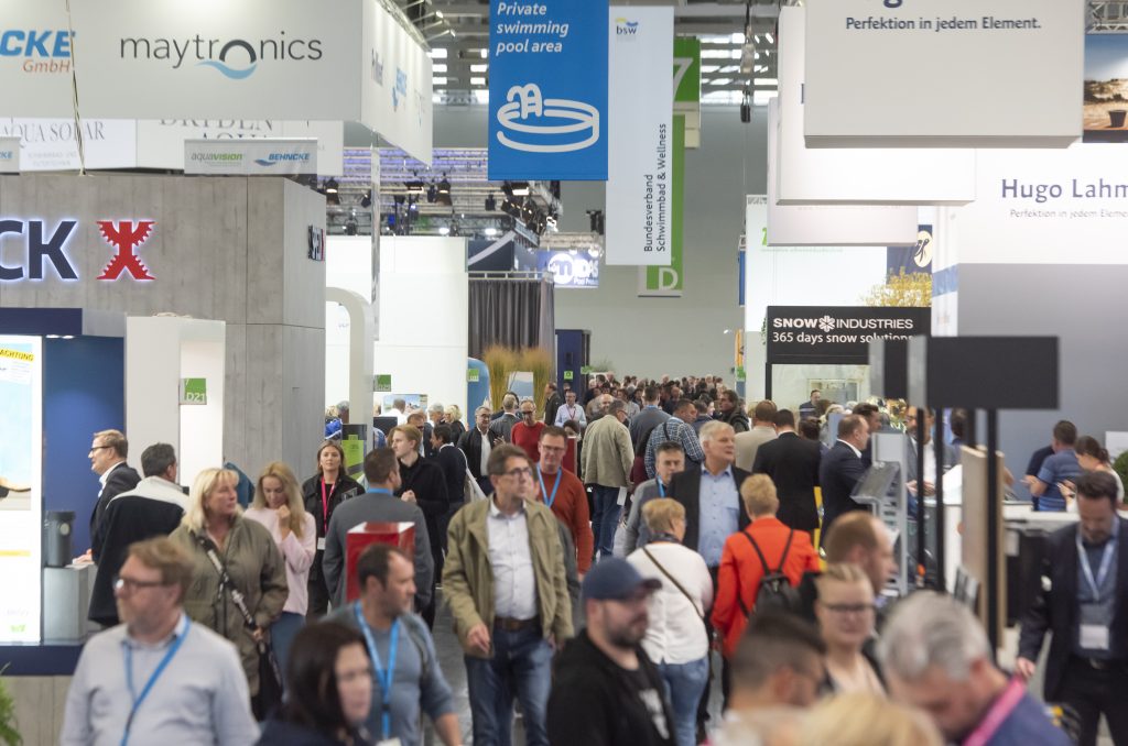 Menschenmenge in einer Messehalle