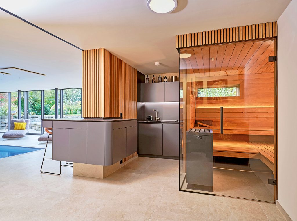 Das moderne Design
passt sich optimal dem
Look der Schwimmhalle
an. Die großzügigen
Glasflächen der Sauna
lassen das Innen mit
dem Außen auf raffinierte
Weise miteinander
verschwimmen.