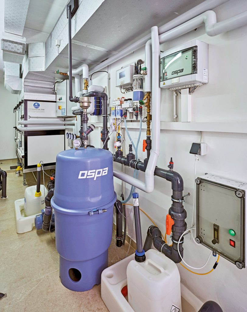 Dank der Kombi aus
J.D.-Technik und
Ospa-Aufbereitung
müssen sich die
Pool-Besitzer keine
Gedanken mehr um
die Wasserqualität
machen.