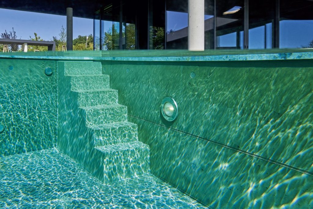 Betontreppe als Block in den Pool