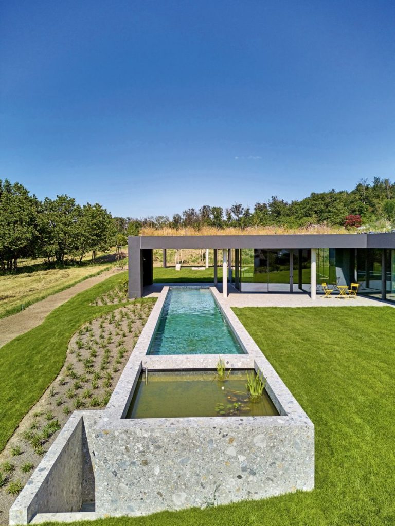 Teich und Abgang zum Technikraum