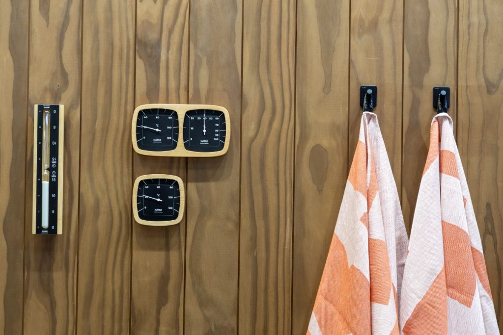Saunawand mit Temperaturanzeige