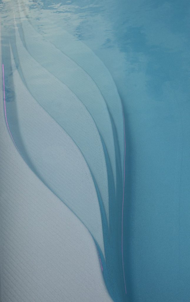 Die geschwungene Einstiegstreppe ist unter der Wasseroberfläche sichtbar.