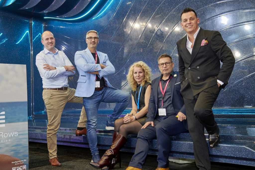 Das Team von WaterRows sitzt in einem aufgestellten Poolbecken.