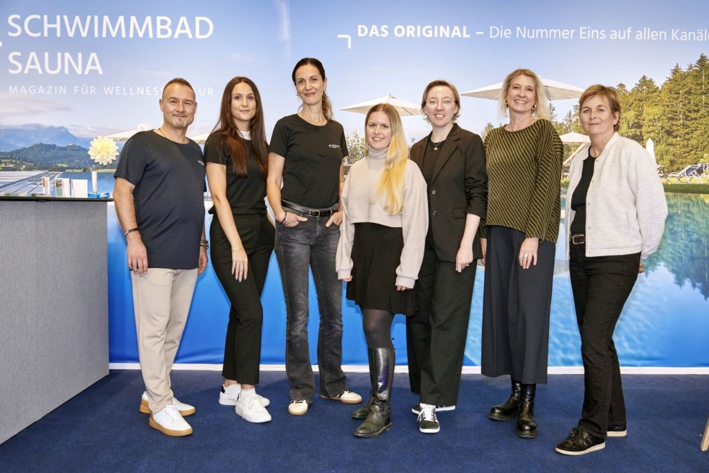 Das Team des Magazins Schwimmbad + Sauna am Messestand auf der aquanale 2025