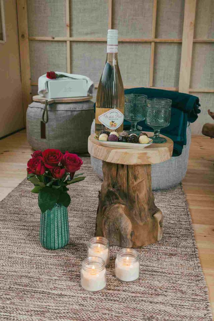 Ein gemütlicher Ruheraum mit Sessel und Verpflegung.