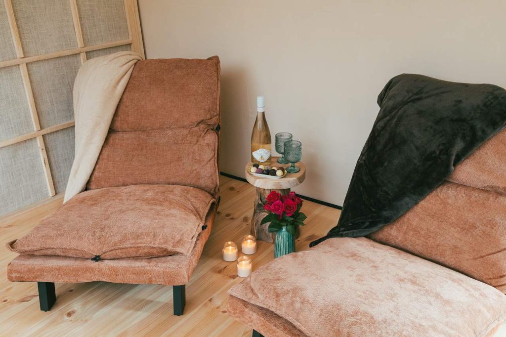 Zwei bequeme Sessel und die Verpflegung ist zu sehen.