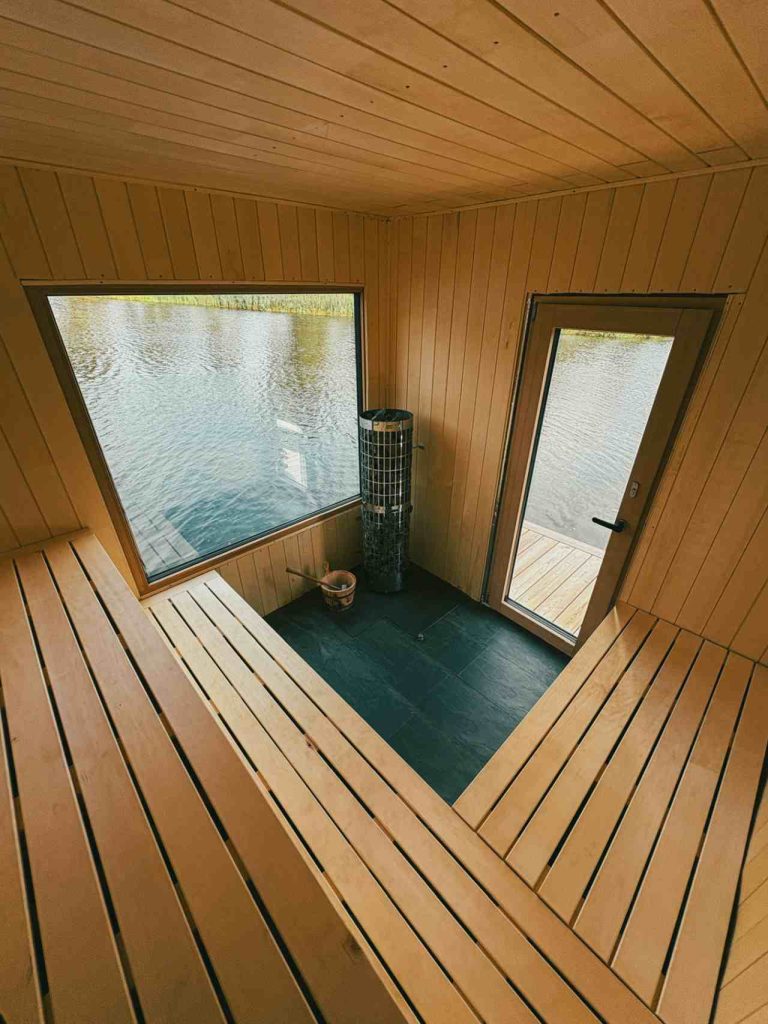 Das Innere der Sauna besteht aus Holz. Von den Sitzenbänken aus hat man Blick auf das Wasser.