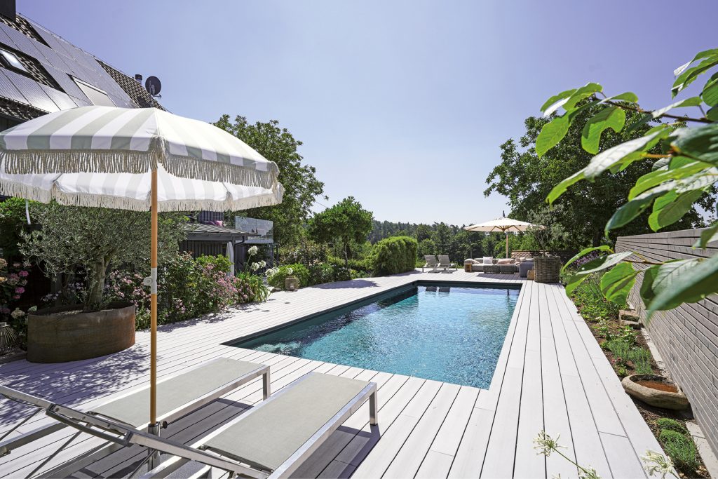 S+S 03/04 2026
Pool mit Liegen und Sonnenschirm