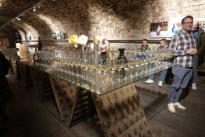 Mann bei Weinprobe, Inverquark-VA 2026 Würzburg