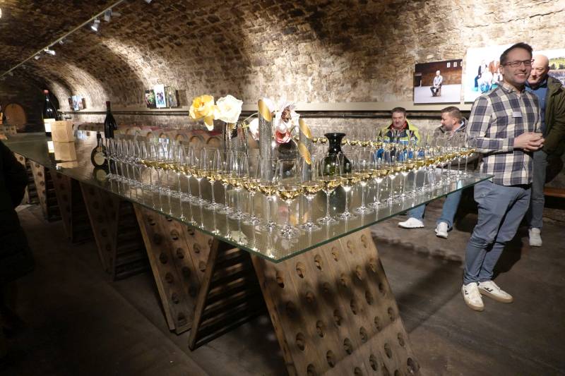 Mann bei Weinprobe, Inverquark-VA 2026 Würzburg