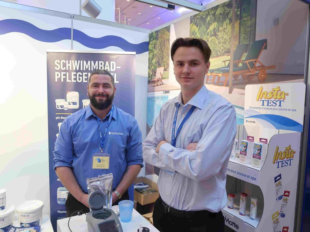 Zwei Männer auf Messestand bei der AS Infotagung in Basel.