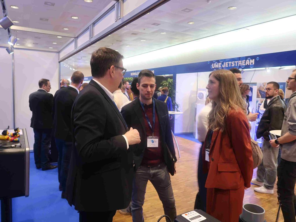 Zwei Männer und eine Frau unterhalten sich bei der As Infotagung in Basel.