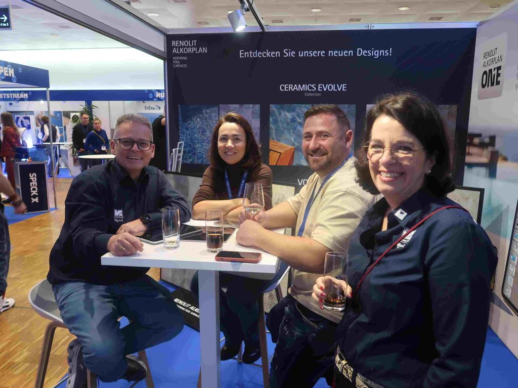 Zwei Frauen und zwei Männer sitzen zusammen bei der AS Infotagung in Basel.