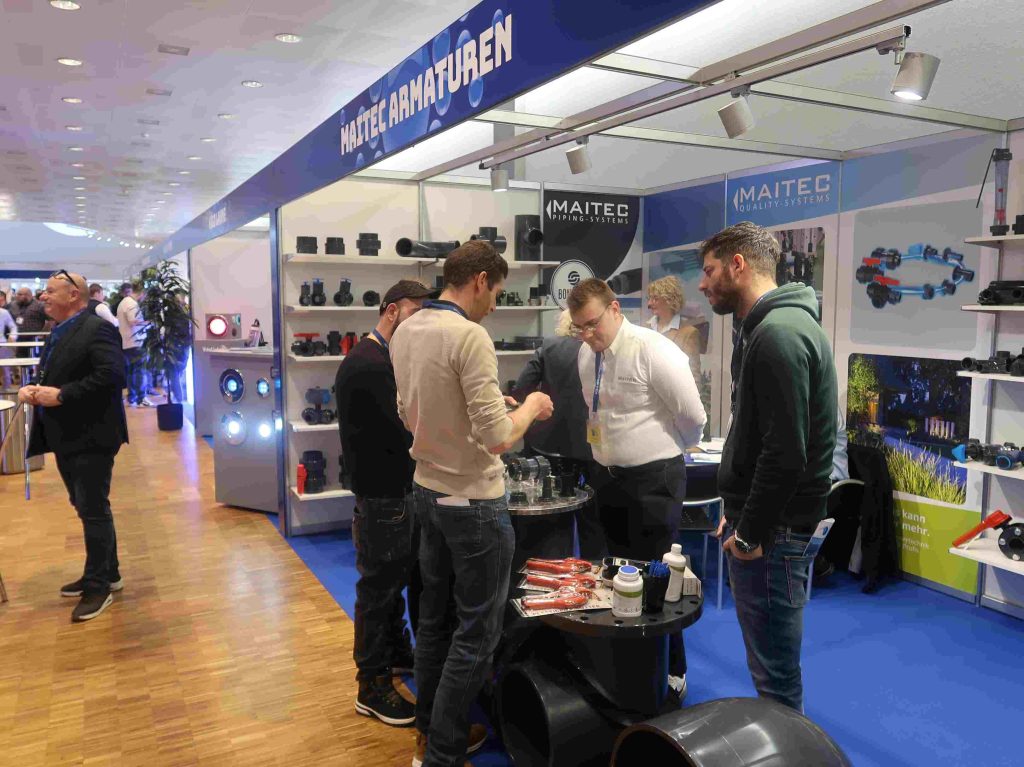 Interessierte Besucher am Stand von Maitec in Basel.