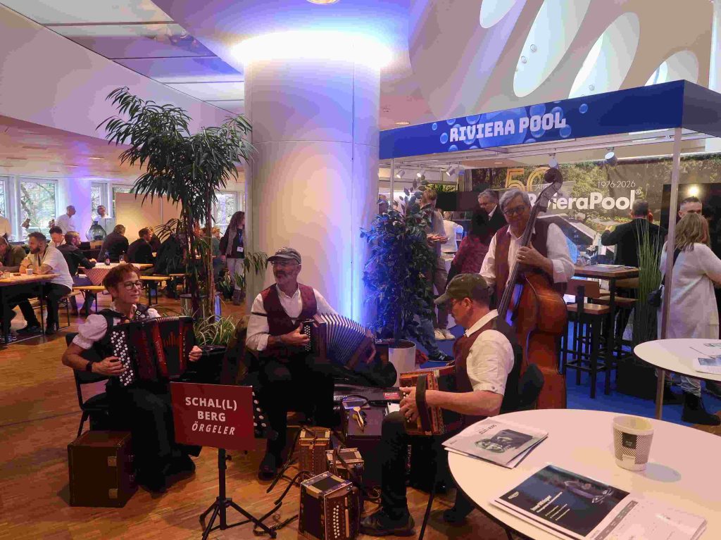 Band mit Handharmonika spiel auf der AS Infotagung in Basel.