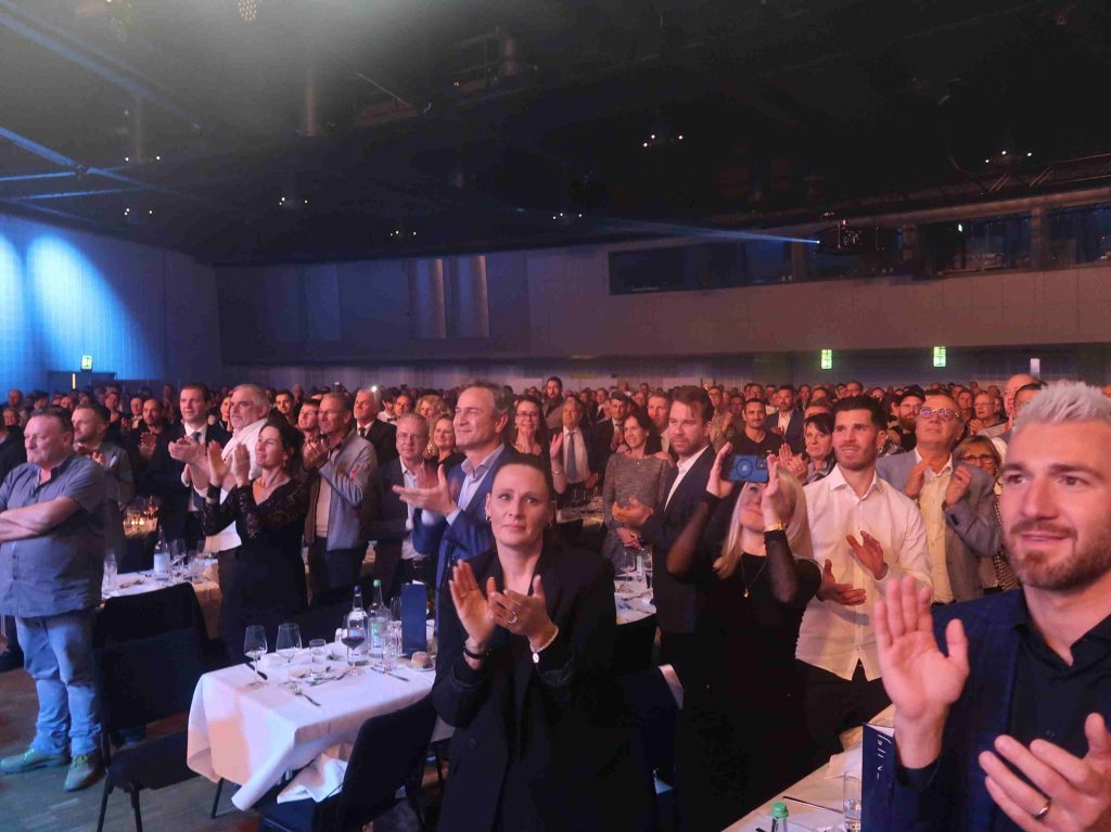 Applaudierende Gäste im Saal
