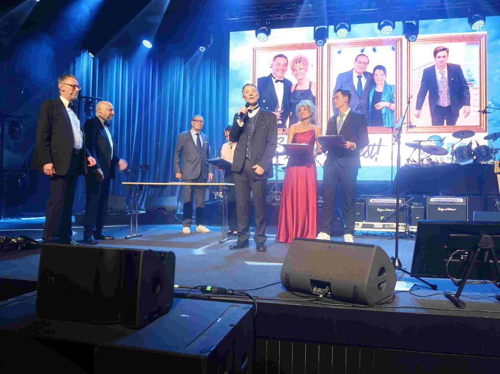 Die Familie Graf bei der Überreichung der Jubiläumsgeschenke auf der Bühne.