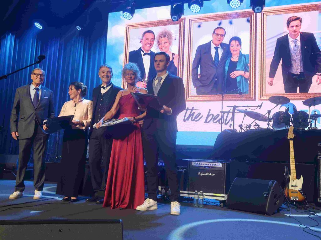 Die Familie Graf bei der Überreichung der Jubiläumsgeschenke auf der Bühne.