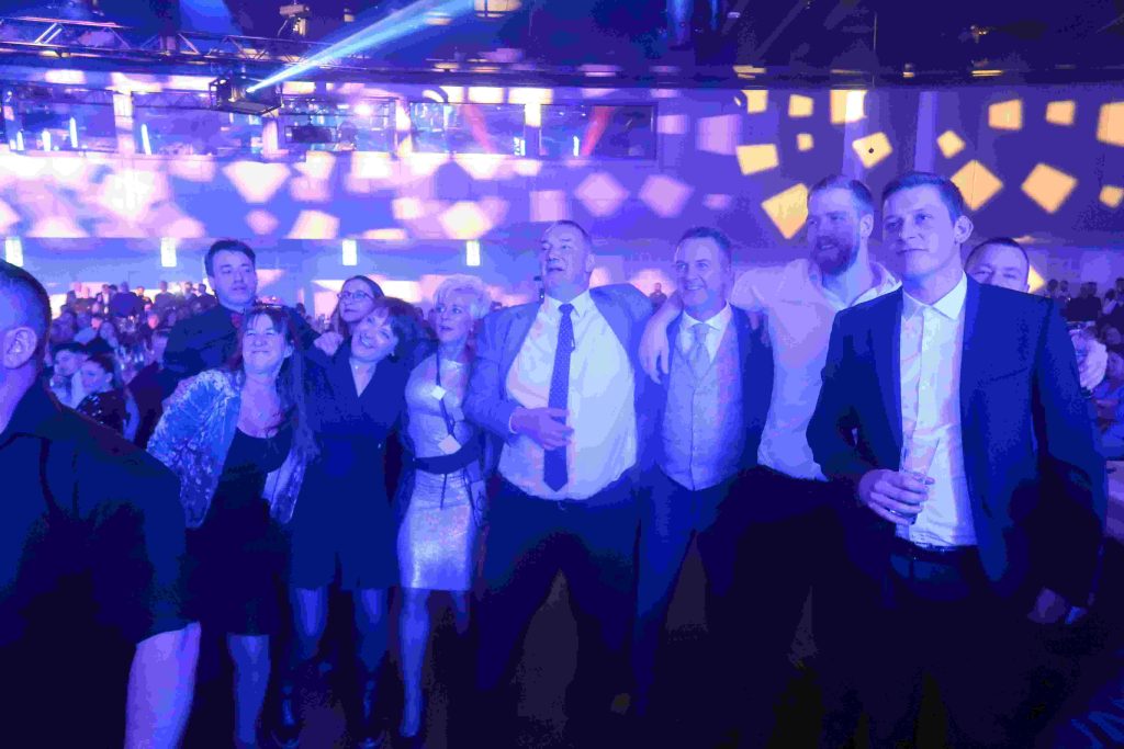 Die Rockband liefert eine Show auf der Bühne und das Publikum feiert.