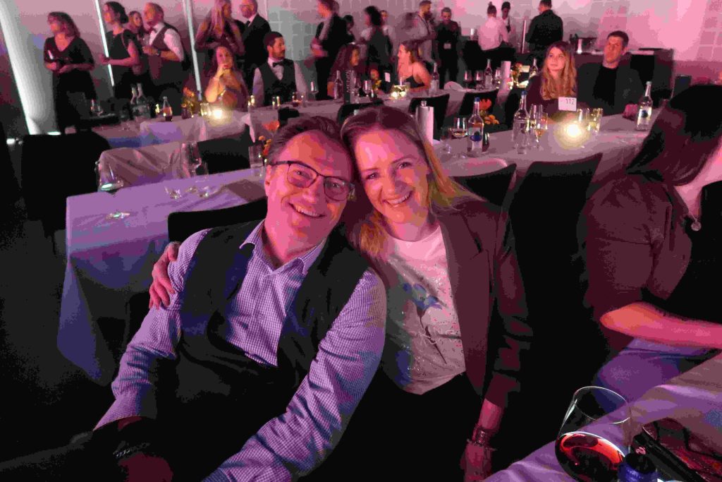 Ein Paar umarmt sich.