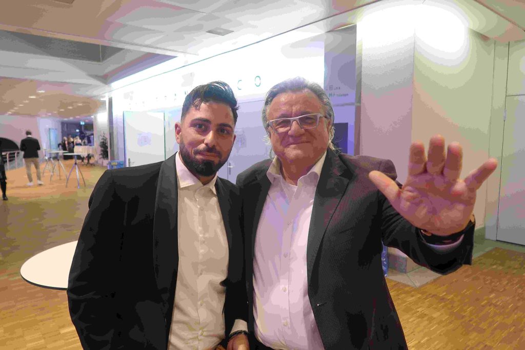 Zwei Männer im Congresscentrum am Abend.