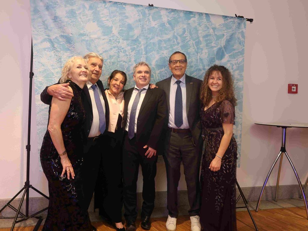 Gruppenbild in ausgelassener Stimmung und Abendgardarobe.