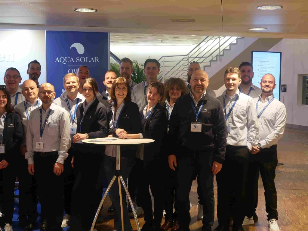 Ein Teil des Teams von Aqua Solar. Die Freude über das Jubiläum war groß.